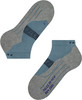 Zwei grau-blaue Knöchelsocken mit Falke-Logo.