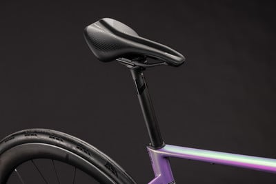 Sattel und Sattelstütze auf einem Fahrrad mit lila Rahmen und schwarzem Rad. Sattel und Sattelstütze auf einem Fahrrad mit lila Rahmen und schwarzem Rad.