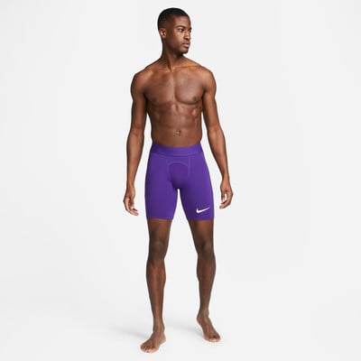 Ein Mann in violetten Nike Kompressionsshorts mit Logo. Ein Mann in violetten Nike Kompressionsshorts mit Logo.