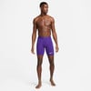 Ein Mann in violetten Nike Kompressionsshorts mit Logo.