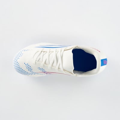 Weißer Fußballschuh mit blauen und rosa Details, von oben gesehen. Weißer Fußballschuh mit blauen und rosa Details, von oben gesehen.