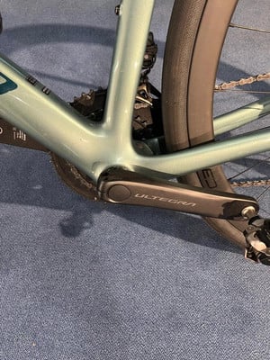 Detail eines Fahrradrahmens mit Shimano Ultegra Kurbeln und Kette.