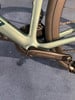 Detail eines Fahrradrahmens mit Shimano Ultegra Kurbeln und Kette.