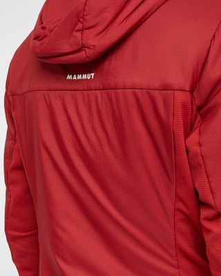 Detail der Rückseite einer roten Jacke mit Mammut-Logo und Textur.
