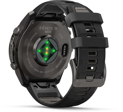 Rückseite einer Garmin Fenix 9 Pro Smartwatch mit optischem Sensor und Armband. Rückseite einer Garmin Fenix 9 Pro Smartwatch mit optischem Sensor und Armband.
