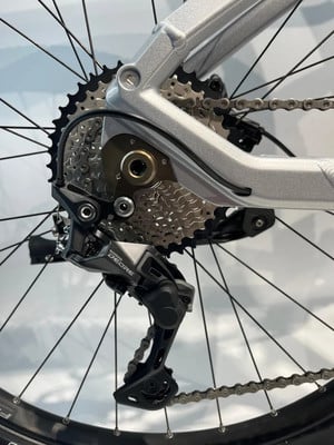 Shimano Deore Schaltwerk mit Kassette an einem Mountainbike. Shimano Deore Schaltwerk mit Kassette an einem Mountainbike.