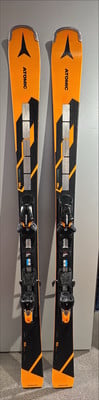 Atomic Redster Skier mit schwarzen und orangen Elementen und schwarzer Bindung.