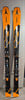 Atomic Redster Skier mit schwarzen und orangen Elementen und schwarzer Bindung.