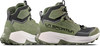 Zwei grüne Wanderschuhe mit weißer Sohle und schwarzen Details.