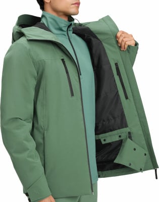 Mann in grüner Jacke mit offenem Reißverschluss und schwarzem Futter. Mann in grüner Jacke mit offenem Reißverschluss und schwarzem Futter.