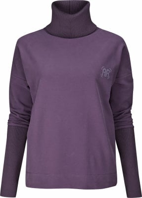 Lila Pullover mit Rollkragen und AR-Logo auf der Brust. Lila Pullover mit Rollkragen und AR-Logo auf der Brust.