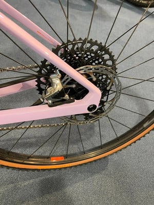 Hinterrad eines rosa Fahrrads mit Kassette und Schaltwerk. Hinterrad eines rosa Fahrrads mit Kassette und Schaltwerk.
