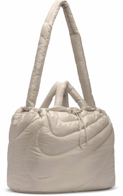 Beige gesteppte Nike-Tasche mit Logo und Kordelzug. Beige gesteppte Nike-Tasche mit Logo und Kordelzug.