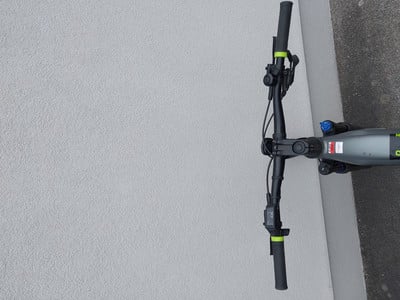 Fahrradlenker mit Display und Griffen auf der linken Seite.