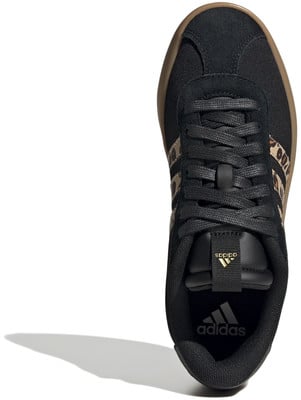 Fekete Adidas tornacipő leopárdmintával és gumitalppal.