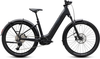 Schwarzes Cube E-Bike mit Federung, Schutzblechen und Gepäckträger vor weißem Hintergrund.