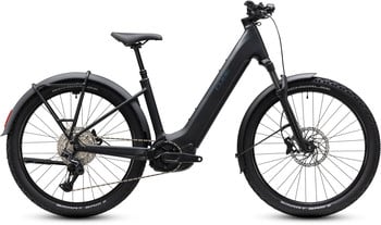 Schwarzes Cube E-Bike mit Federung, Schutzblechen und Gepäckträger vor weißem Hintergrund.