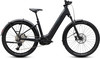 Schwarzes Cube E-Bike mit Federung, Schutzblechen und Gepäckträger vor weißem Hintergrund.