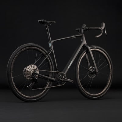 Schwarzes Cube Gravelbike mit Scheibenbremsen und breiten Reifen. Schwarzes Cube Gravelbike mit Scheibenbremsen und breiten Reifen.