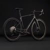 Schwarzes Cube Gravelbike mit Scheibenbremsen und breiten Reifen.