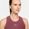 Frau in einem rosa Tanktop mit Nike-Logo trägt einen Zopf.