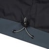Detail des Kordelzugs an einer Jacke mit schwarzem Futter.