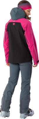 Frau in pinker Jacke und grauer Hose beim Skifahren. Frau in pinker Jacke und grauer Hose beim Skifahren.