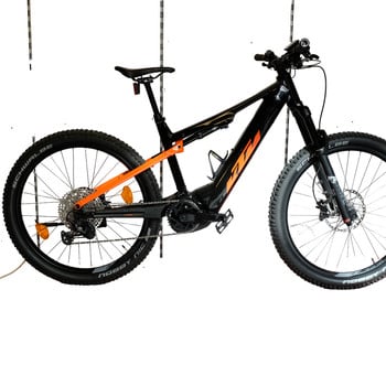 Schwarzes KTM E-Bike mit orangefarbenen Akzenten und Federung.