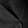 Detail eines schwarzen Stoffes mit sichtbarem Reißverschluss und Nähten.