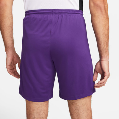 Herren-Shorts in Lila von Nike mit elastischem Bund und Kordelzug. Herren-Shorts in Lila von Nike mit elastischem Bund und Kordelzug.