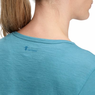 Rückseite eines türkisfarbenen T-Shirts mit Merino wool Logo. Rückseite eines türkisfarbenen T-Shirts mit Merino wool Logo.