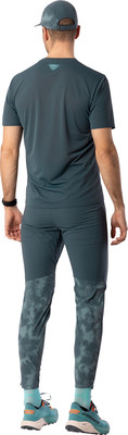 Mann von hinten in dunkelblauem T-Shirt, Hose und Kappe. Mann von hinten in dunkelblauem T-Shirt, Hose und Kappe.