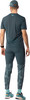 Mann von hinten in dunkelblauem T-Shirt, Hose und Kappe.