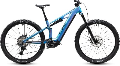 Ein Cube Fullsuspension E-Mountainbike mit schillerndem Rahmen und Federung. Ein Cube Fullsuspension E-Mountainbike mit schillerndem Rahmen und Federung.