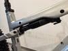 Rock Shox Dämpfer an einem silbernen Mountainbike-Rahmen.