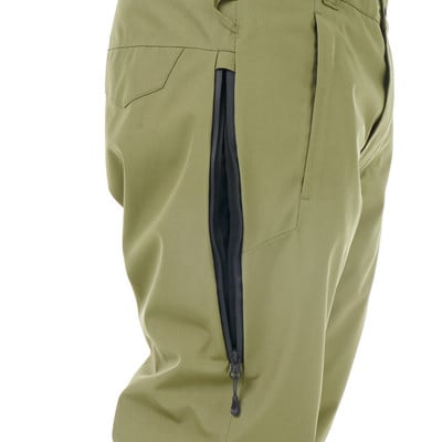 Detail einer olivgrünen Hose mit schwarzem Reißverschluss und Tasche. Detail einer olivgrünen Hose mit schwarzem Reißverschluss und Tasche.