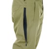 Detail einer olivgrünen Hose mit schwarzem Reißverschluss und Tasche.