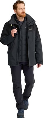 Ein Mann in dunkler Jacke und Hose hält eine Wasserflasche in der Hand. Ein Mann in dunkler Jacke und Hose hält eine Wasserflasche in der Hand.