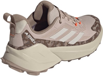 Rosa Adidas Terrex Laufschuh mit beiger Sohle und orangefarbenen Akzenten. Rosa Adidas Terrex Laufschuh mit beiger Sohle und orangefarbenen Akzenten.