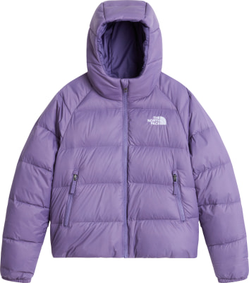 Lila Daunenjacke von The North Face mit Kapuze und Logo auf der Brust.