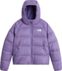 Lila Daunenjacke von The North Face mit Kapuze und Logo auf der Brust.