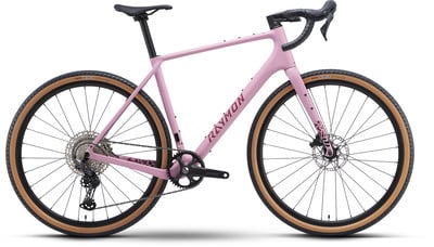 Ein rosa Raymon Gravelbike mit braunen Reifen und schwarzen Komponenten.