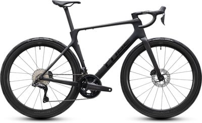 Schwarzes Cube Rennrad mit Carbonrahmen und Scheibenbremsen. Schwarzes Cube Rennrad mit Carbonrahmen und Scheibenbremsen.