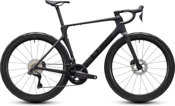 Schwarzes Cube Rennrad mit Carbonrahmen und Scheibenbremsen.