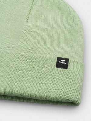 Hellgrüne Strickmütze mit schwarzem Logo-Patch.