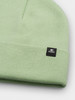 Hellgrüne Strickmütze mit schwarzem Logo-Patch.