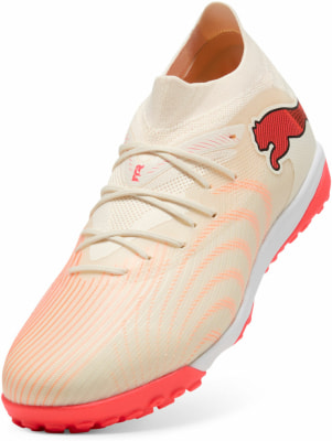 Cremefarbener Fußballschuh mit orangen Streifen und Puma-Logo.
