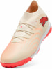 Cremefarbener Fußballschuh mit orangen Streifen und Puma-Logo.