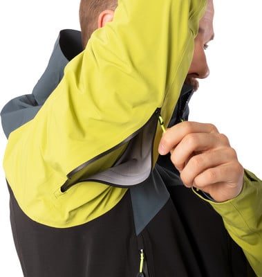 Ein Mann öffnet den Reißverschluss einer Jacke am Ärmel. Ein Mann öffnet den Reißverschluss einer Jacke am Ärmel.