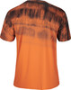 Orange T-Shirt mit schwarzem Streifenmuster und Farbverlauf zu Orange.